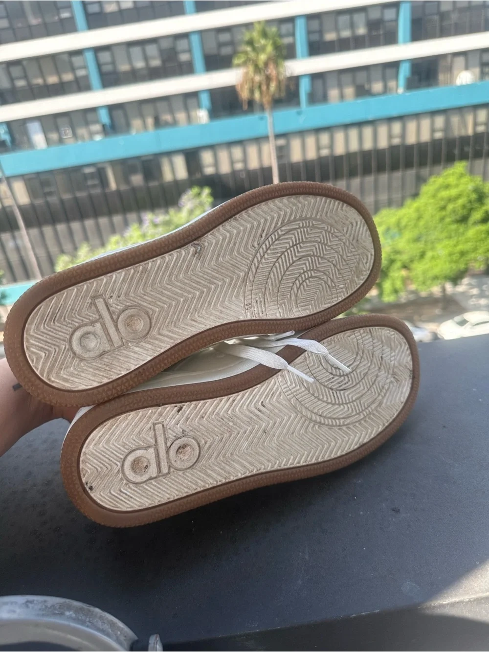 ALO Yoga White Recovery Sneakers | Size 9W